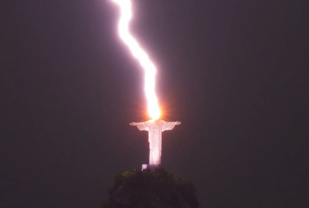 Foto de raio atingindo estátua de Cristo no Brasil é amplamente divulgada na internet